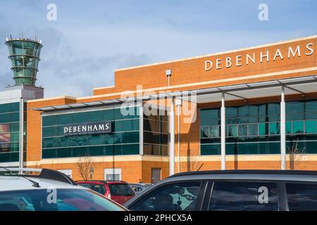 Die Außenansicht von Debenhams im Metrocenter, vom Parkplatz aus gesehen. Gateshead, Tyne und Wear, Großbritannien Stockfoto