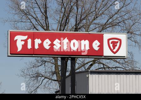 Fishers - circa März 2023: Firestone Reifenschild. Firestone ist der offizielle Reifen von IndyCar und Indianapolis 500. Stockfoto