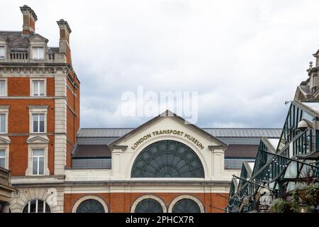 Schild über einem Bogenfenster des London Transport Museum, Covent Garden, London, Großbritannien Stockfoto