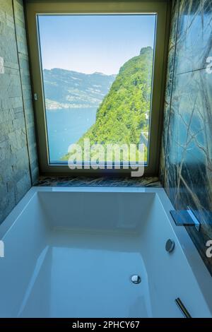 Badewanne mit Berg- und Seeblick in Burgenstock, Nidwalden, Schweiz. Stockfoto