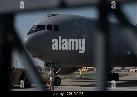 Italienische und amerikanische Streitkräfte schleppen einen italienischen KC-767 zu einem angrenzenden Abschnitt der Fluglinie, um den Start am Ali Al Salem Air Base, Kuwait, 18. März 2023 vorzubereiten. Die italienische Task Force Air-Kuwait arbeitete mit dem 386. Air Expeditionary Wing zusammen, um verschiedene agile Beschäftigungskonzepte für den Kampf zu validieren. Joint Ventures wie dieses verstärken die Unterstützung der italienischen Streitkräfte für die USA Verantwortungsbereich des Zentralkommandos. (USA Air Force Foto von Senior Airman Devan Halstead) Stockfoto