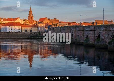 England, die nördlichste Stadt Berwick, bietet einen Blick auf den Fluss Tweed, umgeben von Stadtmauern, mit Guildhall und 400 Jahre alter Brücke Stockfoto