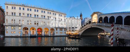 Romantischer abendlicher Blick auf die Rialtobrücke in Venedig, Italien Stockfoto
