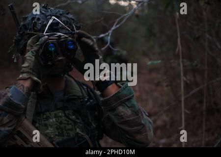 Ein niederländischer Marine mit Marineschwader Carib, Niederlande Marine Corps, rüstet seine Nachtsicht während des Trainings karibischer Urban Warrior in Camp Lejeune, North Carolina, 21. März 2023 aus. Übung Caribbean Urban Warrior ist eine bilaterale Fortbildungsmaßnahme, die darauf abzielt, die globale Interoperabilität zwischen der 2D Marine Division und der Marine Squadron Carib zu verbessern. (USA Marinekorps, Foto von Lance CPL. Ethan Miller) Stockfoto