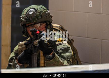 Ein niederländischer Marine mit Marineschwader Carib, Niederlande Marine Corps stellt Sicherheit während der Übung karibischer Urban Warrior auf Camp Lejeune, North Carolina, 21. März 2023. Übung Caribbean Urban Warrior ist eine bilaterale Fortbildungsmaßnahme, die darauf abzielt, die globale Interoperabilität zwischen der 2D Marine Division und der Marine Squadron Carib zu verbessern. (USA Marinekorps, Foto von Lance CPL. Ethan Miller) Stockfoto