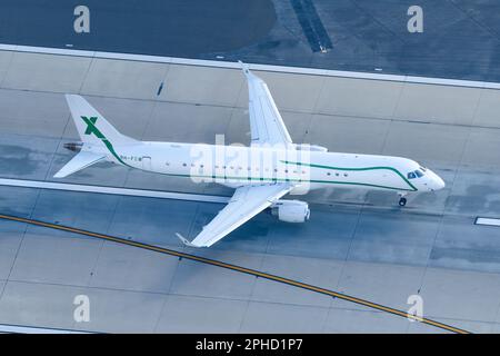 Air X Charter Embraer Lineage 1000 Firmenjet. Charterfluggesellschaft mit luxuriösen Maschinen des Typs Embraer 190. Air X Charterflugzeug. Stockfoto