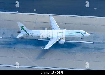 Air X Charter Embraer Lineage 1000 Firmenjet Abflug. Charterfluggesellschaft mit luxuriösen Maschinen des Typs Embraer 190. Das Flugzeug Air X Charter startet. Stockfoto