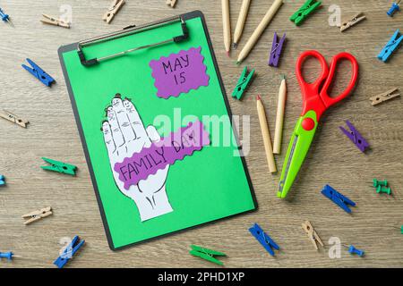 Alles Gute Zum Familientag. Flache Verlegung mit Klemmbrett und Schreibwaren auf Holztisch Stockfoto