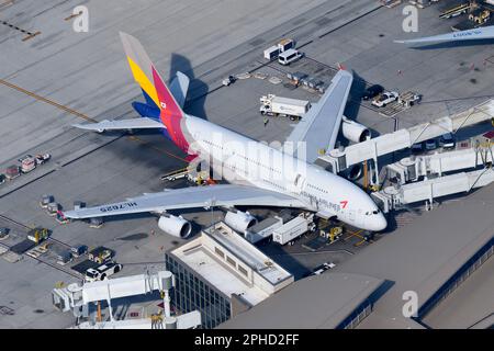 Asiana Airlines Airbus A380 Flugzeug geparkt von oben gesehen. Flugzeug A380-800 von Asiana Airlines registriert als HL7625 Aerial View. Stockfoto