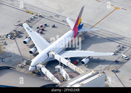 Asiana Airlines Airbus A380 Flugzeug geparkt von oben gesehen. Flugzeug A380-800 von Asiana Airlines registriert als HL7625 Aerial View. Stockfoto