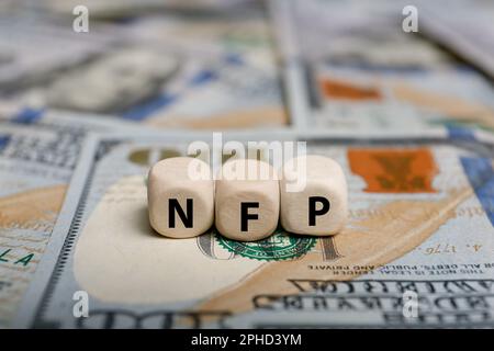 Würfel mit der Abkürzung NFP auf Dollarscheinen Stockfoto