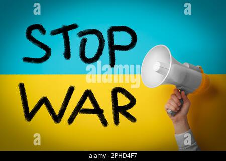 Beenden Sie den Krieg in der Ukraine. Frau mit Megaphon gegen ukrainische Nationalflagge Stockfoto