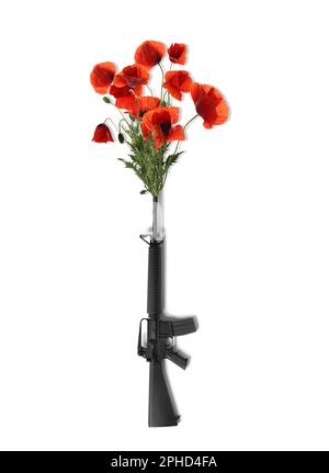 Wunderschöne blühende Mohnblumen und Sturmgewehr auf weißem Hintergrund. Frieden statt Krieg Stockfoto