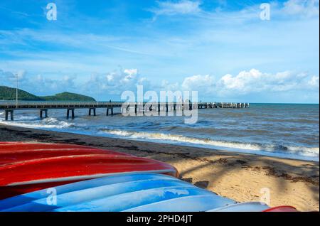 Boote am Strand am Steg in Palm Cove, Cairns Northern Beaches, Far North Queensland, FNQ, QLD, Australien Stockfoto