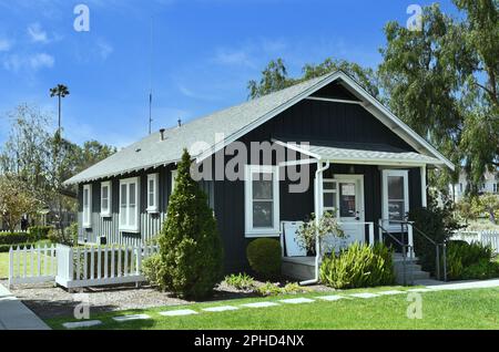 IRVINE, KALIFORNIEN - 27. MÄRZ 2023: Workers Row House 16 im Irvine Ranch Historic Park, ehemaliges Ranch-Hauptquartier, jetzt ein Park mit altmodischer Agrar Stockfoto