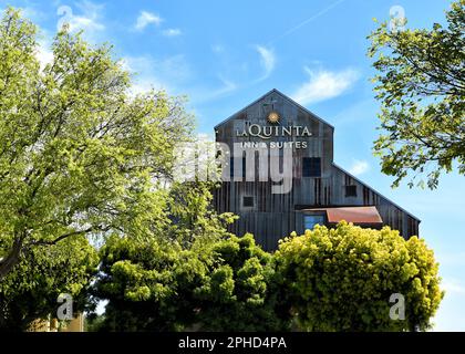 IRVINE, KALIFORNIEN - 27. MÄRZ 2023: La Quinta Inn and Suites in Old Town Irvine in einem alten Lager für die Verarbeitung von Bulk Processing, das Teil der Irvine Ranch war. Stockfoto