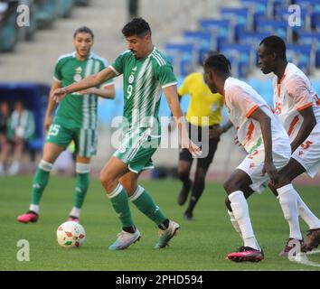 Tunis, Tunesien. 27. März 2023. Algeriens Bagdad Bounedjah (1. l, Vorderseite) tritt während eines Spiels der Africa Cup of Nations Qualifiers zwischen Algerien und Niger in Tunis, Tunesien, am 27. März 2023 an. Kredit: Adel Ezzine/Xinhua/Alamy Live News Stockfoto