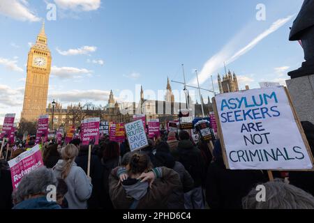 London, Großbritannien. 27. März 2023. Demonstranten halten während einer Kundgebung vor den Parlamentsgebäuden über das Gesetz gegen die Einwanderung Plakate, auf denen sie ihre Meinung zum Ausdruck bringen. (Foto: Benjamin Gilbert/SOPA Images/Sipa USA) Guthaben: SIPA USA/Alamy Live News Stockfoto