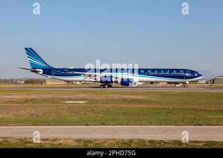 Verona, Italien. 25. März 2023. Aserbaidschan Government Airbus 340-600 im Flughafen Verona Villafranca. Der ACJ340-600 hat 80 Sitze und wird hauptsächlich von Behörden verwendet. Aserbaidschan Airlines ist die nationale Fluggesellschaft und größte Fluggesellschaft des Landes Aserbaidschan. Das Unternehmen mit Sitz in Baku fliegt Zielorte in Asien, der GUS, Europa und den USA an. Die Fluggesellschaft wurde in1992 als erste nationale Fluggesellschaft gegründet, nachdem das Land seine Unabhängigkeit erlangte. Kredit: SOPA Images Limited/Alamy Live News Stockfoto