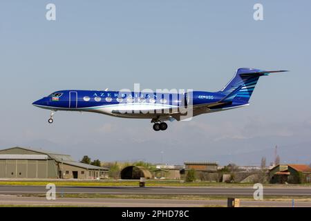 Verona, Italien. 25. März 2023. Eine ASG Business Aviation Gulfstream G650 landet am Flughafen Verona Villafranca. Silk Way Business Aviation ist eine Fluggesellschaft mit Sitz in Baku, Aserbaidschan. (Foto: Fabrizio Gandolfo/SOPA Images/Sipa USA) Guthaben: SIPA USA/Alamy Live News Stockfoto