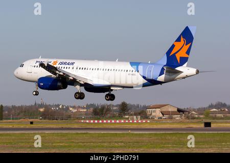 Verona, Italien. 25. März 2023. Ein Israir, Airbus 320 landet am Flughafen Verona Villafranca. Israir Airlines ist eine israelische Fluggesellschaft mit Hauptsitz in Tel Aviv und ist der größte Reiseveranstalter und die zweitgrößte Fluggesellschaft in Israel. (Foto: Fabrizio Gandolfo/SOPA Images/Sipa USA) Guthaben: SIPA USA/Alamy Live News Stockfoto