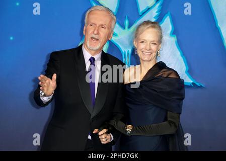 James Cameron und Suzy Amis Cameron besuchen die Weltpremiere von „Avatar: The Way of Water“ am Odeon Luxe Leicester Square in London. Stockfoto