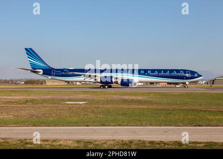 Verona, Italien. 25. März 2023. Der Aserbaidschan Government Airbus 340-600 fährt im Flughafen Verona Villafranca. Der ACJ340-600 hat 80 Sitze und wird hauptsächlich von der Regierung genutzt. Aserbaidschan Airlines ist die nationale Fluggesellschaft und größte Fluggesellschaft des Landes Aserbaidschan. Das Unternehmen mit Sitz in Baku fliegt Zielorte in Asien, der GUS, Europa und den USA an. Die Fluggesellschaft wurde in1992 als erste nationale Fluggesellschaft gegründet, nachdem das Land seine Unabhängigkeit erlangte. (Credit Image: © Fabrizio Gandolfo/SOPA Images via ZUMA Press Wire) NUR REDAKTIONELLE VERWENDUNG! Nicht für den kommerziellen GEBRAUCH! Stockfoto