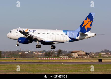 Verona, Italien. 25. März 2023. Ein Israir, Airbus 320 landet auf dem Flughafen Verona Villafranca.Israir Airlines ist eine israelische Fluggesellschaft mit Hauptsitz in Tel Aviv und ist der größte Reiseveranstalter und die zweitgrößte Fluggesellschaft in Israel. (Credit Image: © Fabrizio Gandolfo/SOPA Images via ZUMA Press Wire) NUR REDAKTIONELLE VERWENDUNG! Nicht für den kommerziellen GEBRAUCH! Stockfoto