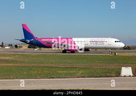 Verona, Italien. 25. März 2023. Ein Wizz Air UK Airbus 321 ist gerade auf dem Flughafen Verona Villafranca gelandet.Wizz Air UK Ltd. Ist eine britische Billigfluggesellschaft und Tochtergesellschaft der ungarischen Fluggesellschaft Wizz Air, die gegründet wurde, um Wizz Air zu ermöglichen, nach dem Brexit den vollen britischen Marktzugang zu erhalten. (Credit Image: © Fabrizio Gandolfo/SOPA Images via ZUMA Press Wire) NUR REDAKTIONELLE VERWENDUNG! Nicht für den kommerziellen GEBRAUCH! Stockfoto