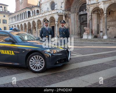 Cremona, Italien - Februar 2023 zwei Steuerpolizisten in der Nähe des Domplatzes und der Kathedrale Stockfoto