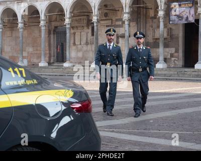 Cremona, Italien - Februar 2023 zwei Steuerpolizisten in der Nähe des Domplatzes und der Kathedrale Stockfoto