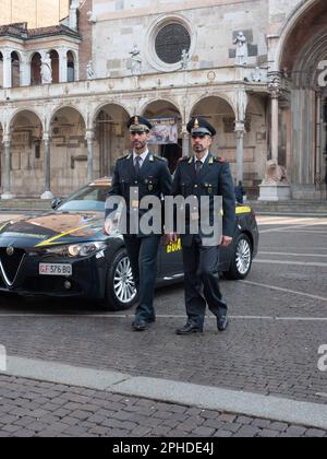 Cremona, Italien - Februar 2023 zwei Steuerpolizisten in der Nähe des Domplatzes und der Kathedrale Stockfoto