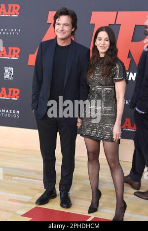 Los Angeles, Kalifornien, USA 27. März 2023 Schauspieler Jason Bateman und Frau Amanda Anka nehmen am 27. März 2023 in Los Angeles, Kalifornien, USA, an der Weltpremiere von „AIR“ in den Amazon Studios Teil. Foto: Barry King/Alamy Live News Stockfoto