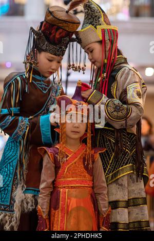 Moskau, Russland. 26. März 2023. Im Central Children's Store auf Lubjanka in Moskau, Russland, werden während der KIDS MODEWOCHE im Kindermode-Festival Menschen in Tuvan-Nationalkostümen gesehen. Die Region Tuva liegt im geografischen Zentrum Asiens, im Süden Sibiriens. Stockfoto