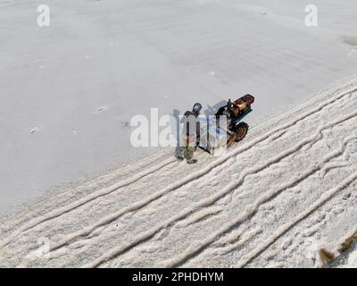 LIANYUNGANG, CHINA - 28. MÄRZ 2023 - Arbeiter arbeiten auf dem Dapu-Salzfeld in Lianyungang, Ost-Chinas Provinz Jiangsu, 28. März 2023. Stockfoto