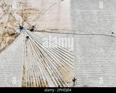 LIANYUNGANG, CHINA - 28. MÄRZ 2023 - Arbeiter arbeiten auf dem Dapu-Salzfeld in Lianyungang, Ost-Chinas Provinz Jiangsu, 28. März 2023. Stockfoto