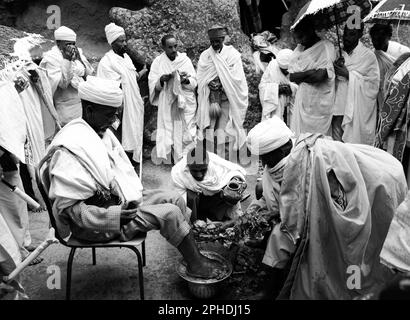 Fußwaschzeremonie in der Kirche des Heiligen Georg in Lalibela, Äthiopien während der Osterwoche. Stockfoto