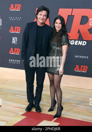 Los Angeles, Kalifornien, USA 27. März 2023 Schauspieler Jason Bateman und Frau Amanda Anka nehmen am 27. März 2023 in Los Angeles, Kalifornien, USA, an der Weltpremiere von „AIR“ in den Amazon Studios Teil. Foto: Barry King/Alamy Live News Stockfoto