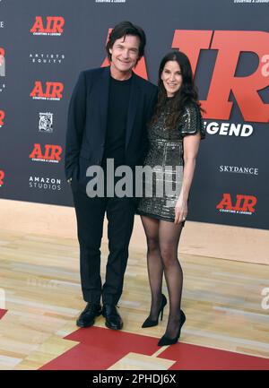 Los Angeles, Kalifornien, USA 27. März 2023 Schauspieler Jason Bateman und Frau Amanda Anka nehmen am 27. März 2023 in Los Angeles, Kalifornien, USA, an der Weltpremiere von „AIR“ in den Amazon Studios Teil. Foto: Barry King/Alamy Live News Stockfoto