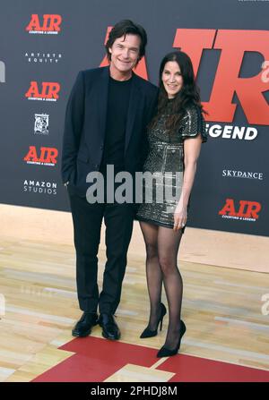 Los Angeles, Kalifornien, USA 27. März 2023 Schauspieler Jason Bateman und Frau Amanda Anka nehmen am 27. März 2023 in Los Angeles, Kalifornien, USA, an der Weltpremiere von „AIR“ in den Amazon Studios Teil. Foto: Barry King/Alamy Live News Stockfoto