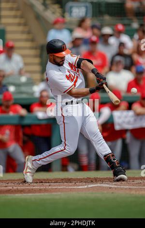 27. März 2023; Sarasota FL USA; Baltimore Orioles Right Fielder Anthony Santander (25) trifft während eines MLB-Frühjahrstrainings ein Double-to-Left-Spiel Stockfoto