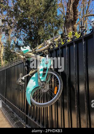 Paris, Frankreich - 23. März 2023: Fahrrad nicht ordnungsgemäß an einem Stahlzaun, Avenue Foch, befestigt Stockfoto