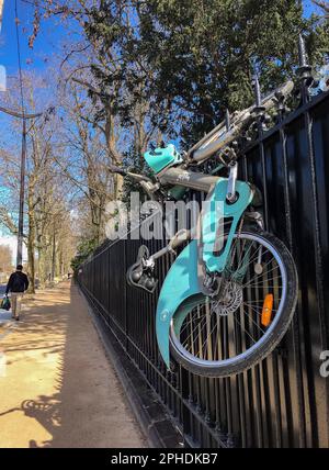 Paris, Frankreich - 23. März 2023: Fahrrad nicht ordnungsgemäß an einem Stahlzaun, Avenue Foch, befestigt Stockfoto