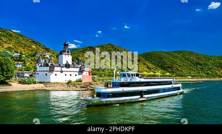 Kreuzfahrtschiff am Schloss Pfalzgrafenstein im oberen Mittelrheintal. UNESCO-Weltkulturerbe in Deutschland Stockfoto