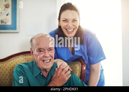 Senioren helfen, ein gutes Leben zu führen. Abgeschnittenes Porträt einer Krankenschwester, die neben ihrem älteren Patienten steht. Stockfoto