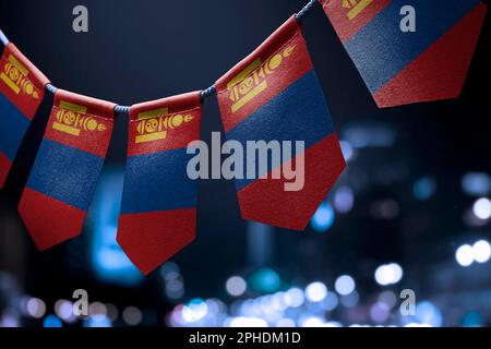 Eine Girlande mongolischer Nationalflaggen auf abstraktem, verschwommenem Hintergrund. Stockfoto