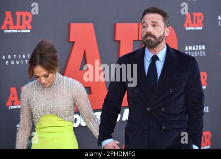 Jennifer Lopez und Ben Affleck treffen am 27. März 2023 im Regency Village Theatre in Westwood, Kalifornien, zur Premiere von „Air“ der Amazon Studios ein. © Lisa OConnor/AFF-USA.com Stockfoto