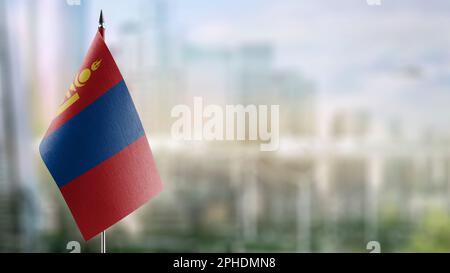 Kleine Flaggen der Mongolei auf abstraktem, verschwommenem Hintergrund. Stockfoto