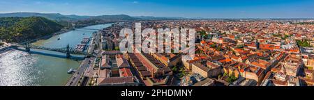 Budapest, Ungarn - Panoramablick auf die Hauptstadt von Ungarn an einem sonnigen Sommertag. Diese Aussicht umfasst die Freiheitsbrücke, den Gellert-Hügel, die Burg Buda, c Stockfoto