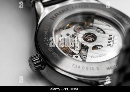 Lengnau, Schweiz - 11. November 2021: Durchsichtige Rückseite der Schweizer selbstaufrollenden Armbanduhr Rado Automatic Open Heart 734.0510.3 Stockfoto